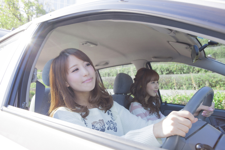 女の子たちが車でドライブ